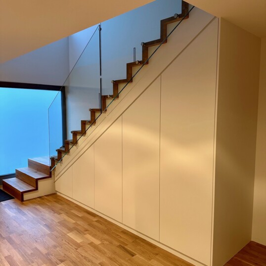 Treppenunterschrank